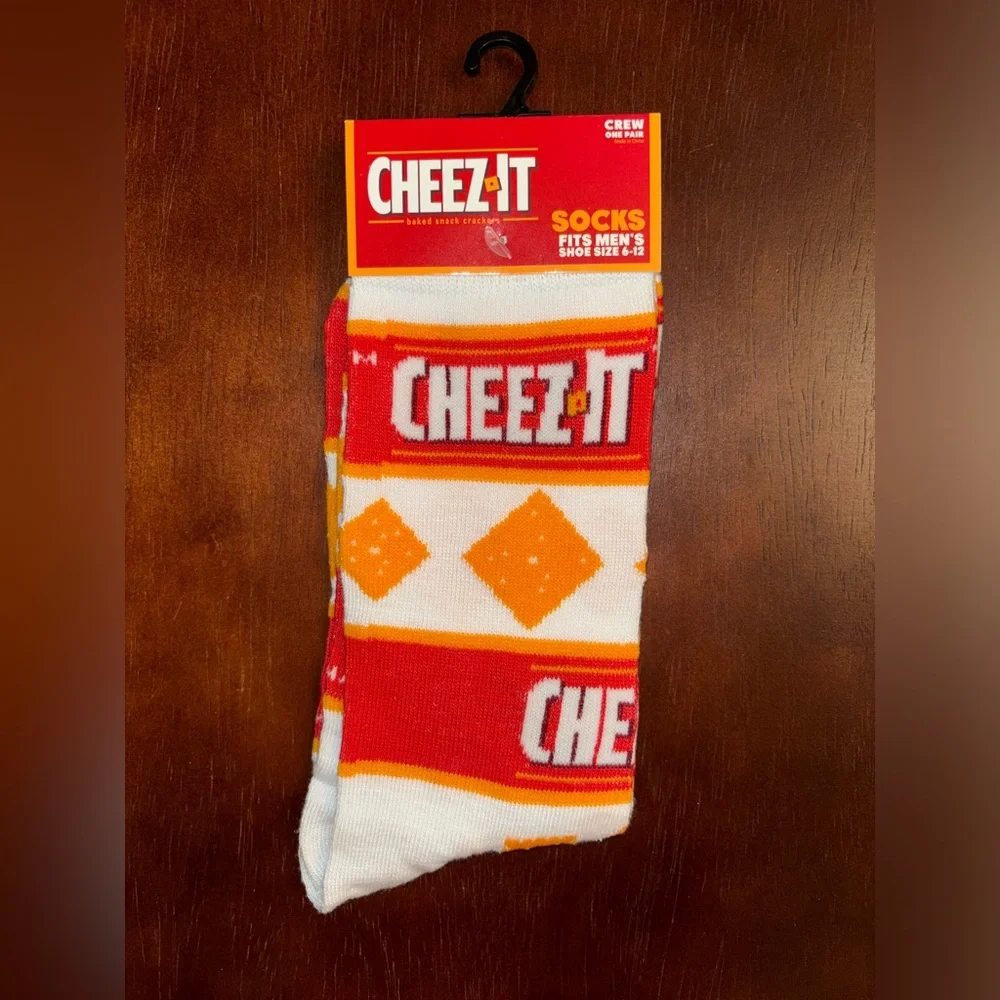 CHEEZ-IT NOVELTY CREW SOCKS NWT MEN’S SHOE SIZE 6-12
